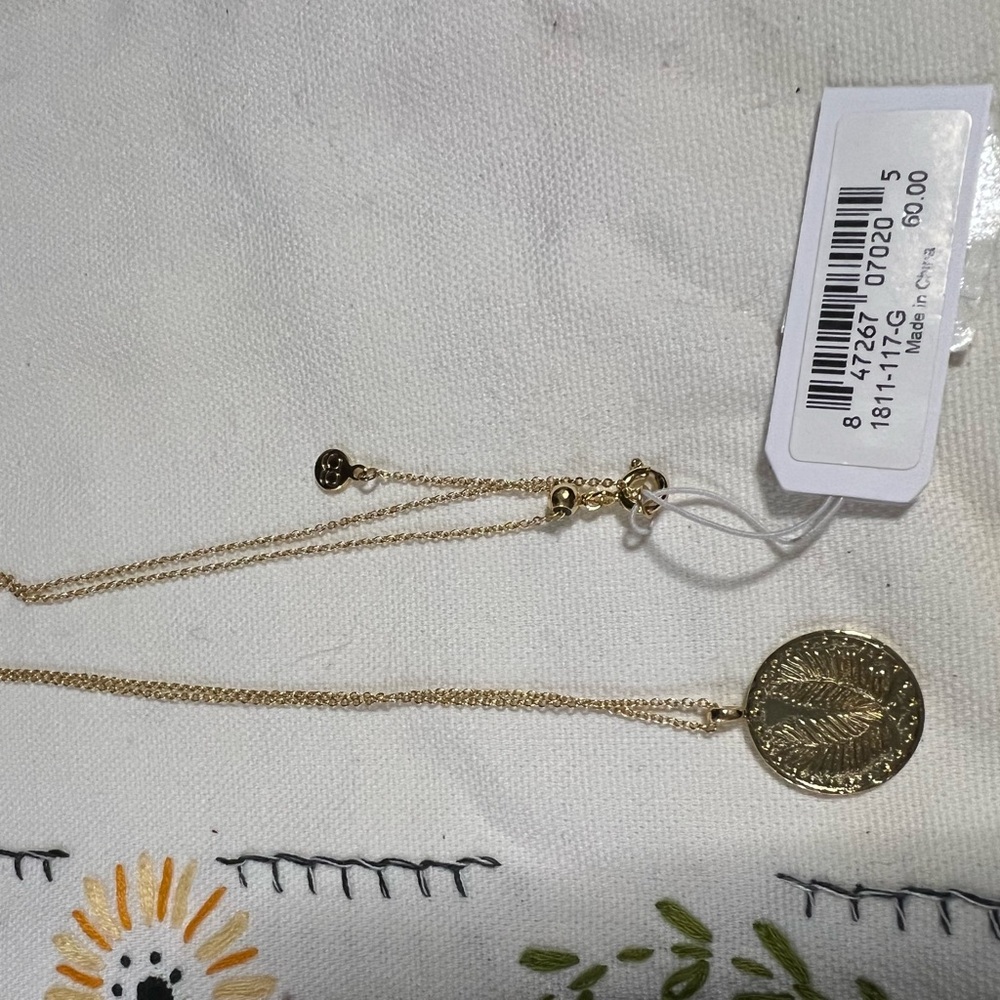 New gold finish necklace with a leaf on one side & metallic plain reverse